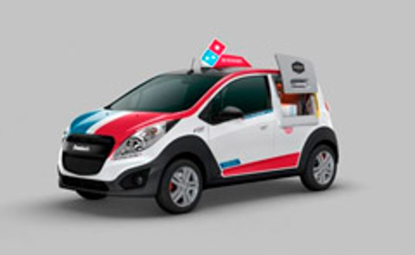 La franquicia Domino's Pizza implementa un auto de reparto con horno incorporado 